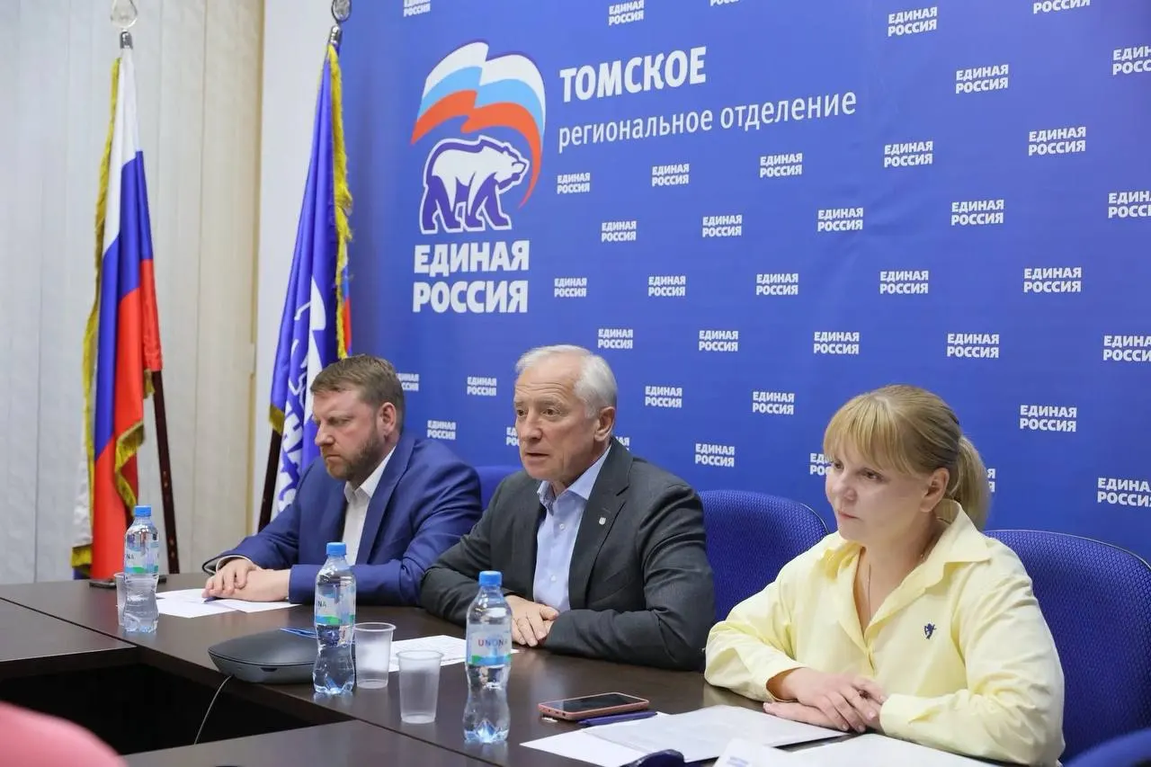 Губернатор Томской области лично возглавил партийный список; в первую пятёрку вошли политики и управленцы. Эксперты расходятся во мнениях о реальных шансах партии на выборах.