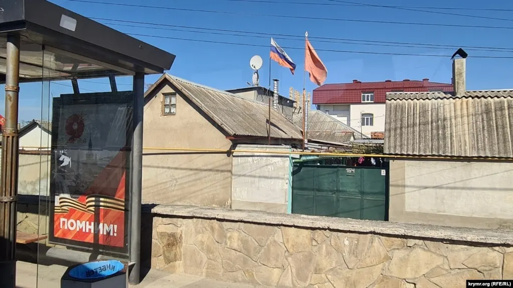 По данным российских властей, в результате ударов беспилотников в Симферополе и других населённых пунктах есть погибшие и раненые; Минобороны сообщает о сотнях сбитых дронов над несколькими областями и Крымом.