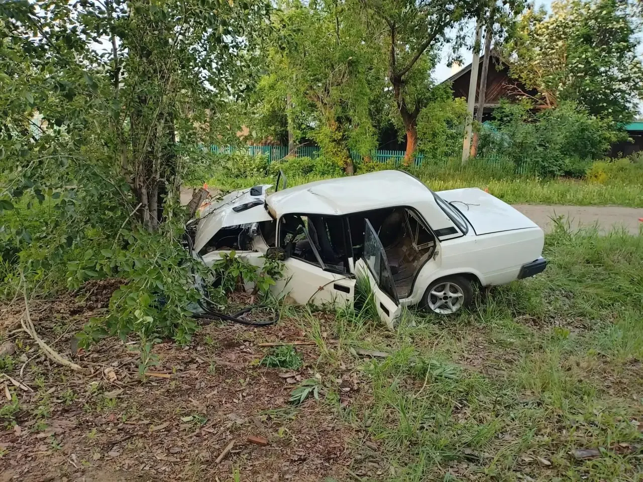 Вечером в Зиме ВАЗ съехал с дороги и врезался в дерево. Водитель был без прав, ребёнок в машине доставлен в больницу, проводится проверка.