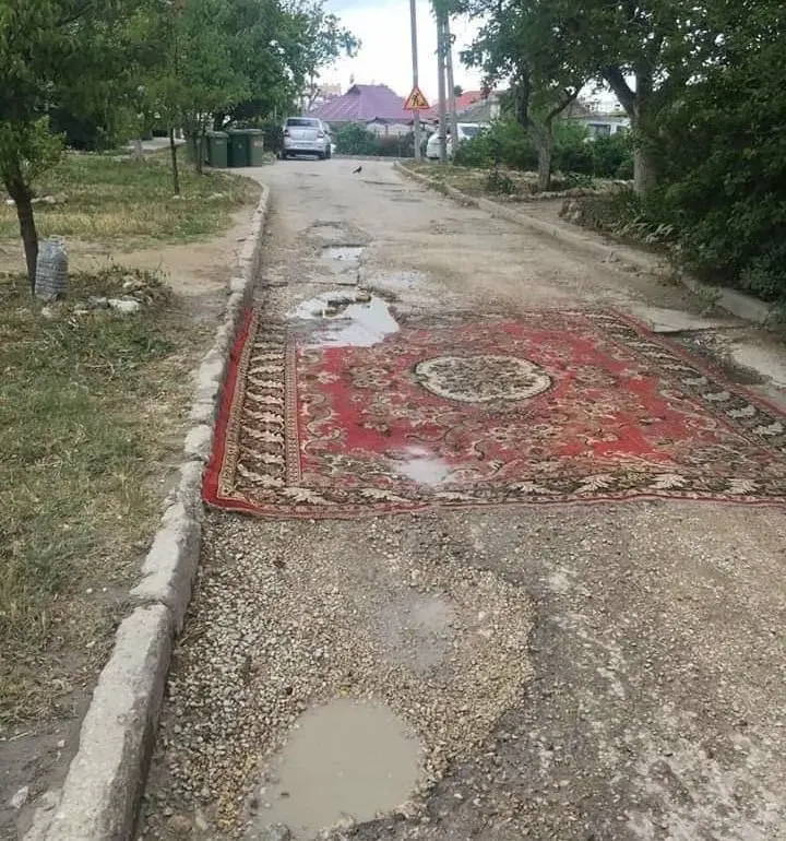 В Госдуму внесён законопроект, позволяющий жильцам ремонтировать асфальт в дворах и на местных дорогах; правительство инициативу не поддержало, указывая на необходимость участия специалистов.