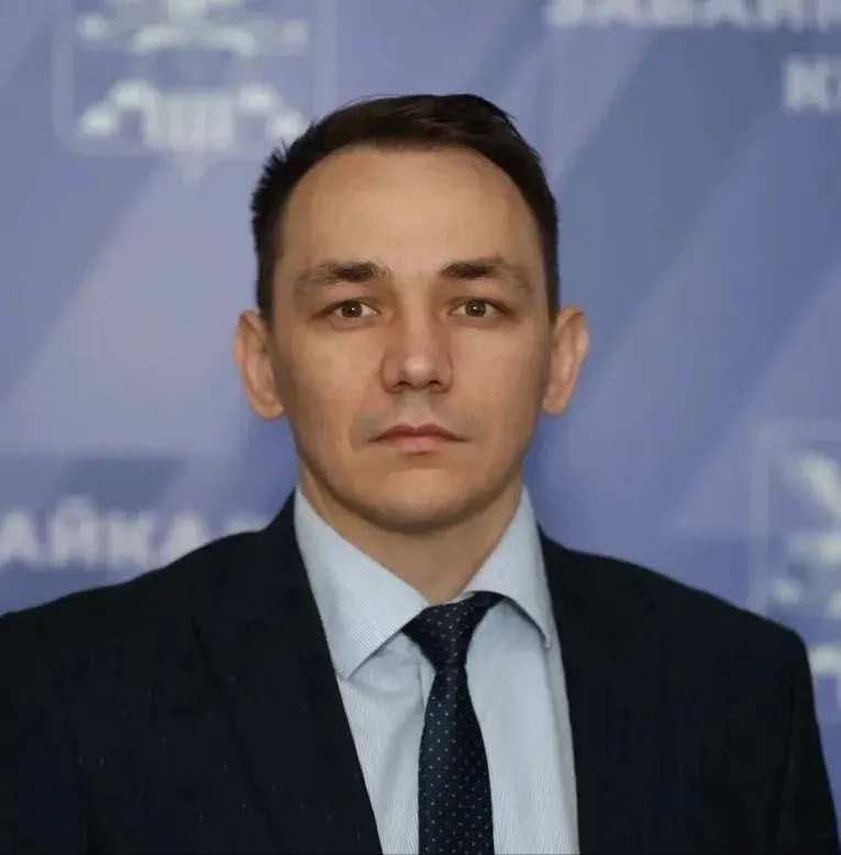 Алексей Емелюков с сегодняшнего дня исполняет обязанности вице‑премьера Забайкальского края и будет курировать строительную сферу региона; ранее он возглавлял министерство строительства Иркутской области.