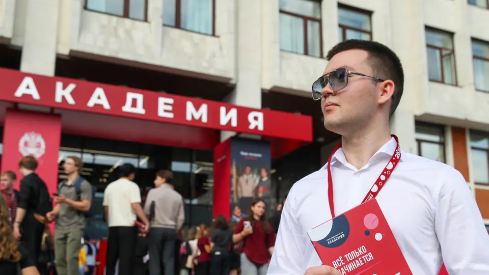 Московские вузы рассылают предложения о годичной службе в добровольческом отряде по отражению угроз беспилотников с выплатами, обучением и соцгарантиями. Это часть масштабной кампании по набору в войска БПЛА по стране.