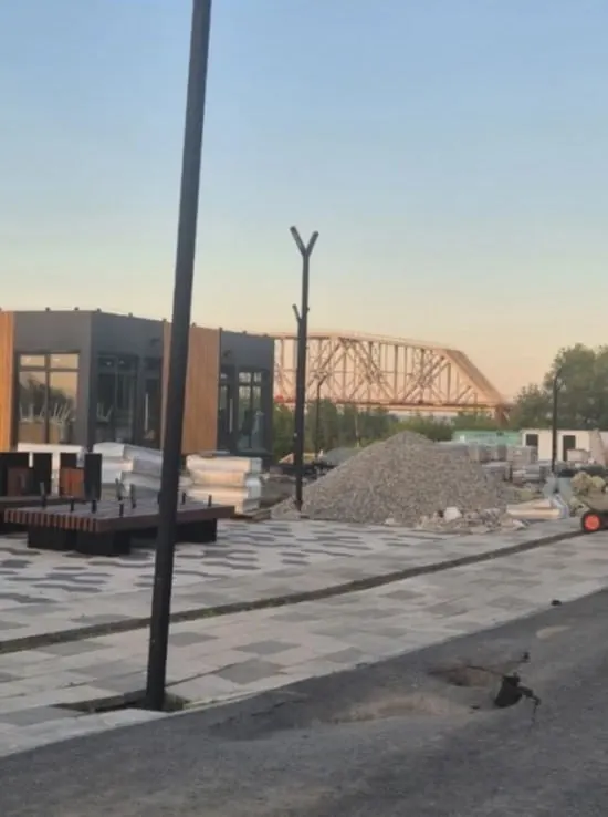 На Северо‑Чемском в Новосибирске на участке недостроенной набережной образовался провал асфальта. Появились фотографии с места происшествия.