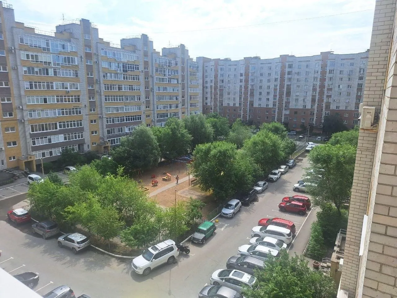 Жители микрорайона у улицы Звездова в Омске несколько раз за две недели оставались без света. Они направили жалобы в прокуратуру и записались на приём к губернатору, требуя замены устаревшего оборудования.