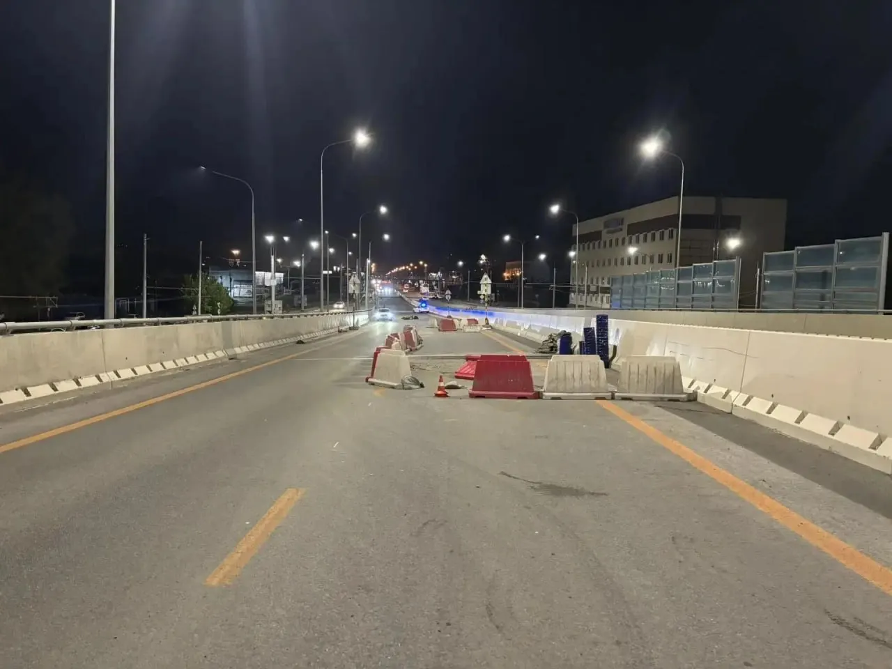 Подросток врезался в пластиковое ограждение, питбайк опрокинулся, а затем без водителя столкнулся с Volkswagen Polo. Пострадавшего увезли в больницу — состояние уточняется.