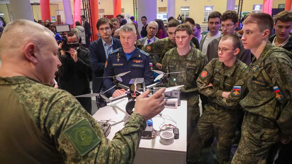 Суды по всей стране рассматривают иски вузов: студентов военно‑учебных центров отчисляют и обязуют вернуть миллионы рублей за отказ служить по контракту. Победить удаётся лишь в редких случаях — при подтверждённых проблемах со здоровьем.
