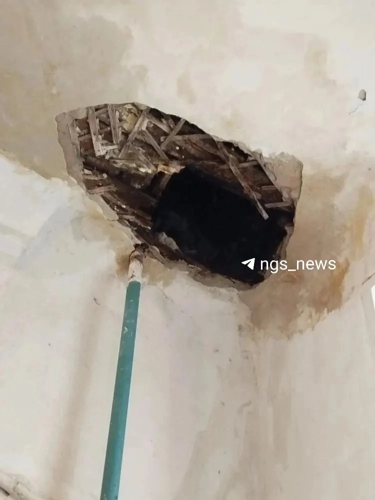 В Заельцовском районе после сильного дождя в подъезде дома на Катодной, 8/1 обрушился потолок и затопило подъезд. Жители жалуются на отсутствие реакции со стороны ЖКХ.