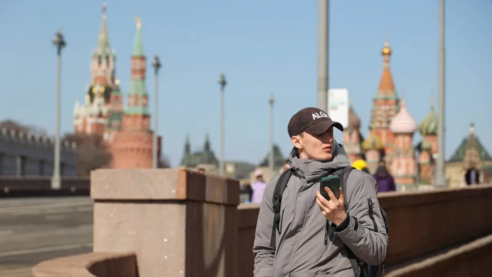 Правительство планирует внедрить единую систему учёта IMEI — операторы будут передавать идентификаторы устройств и блокировать SIM-карты на запрещённых телефонах. Ввод новых норм намечен на 1 марта 2027 года.