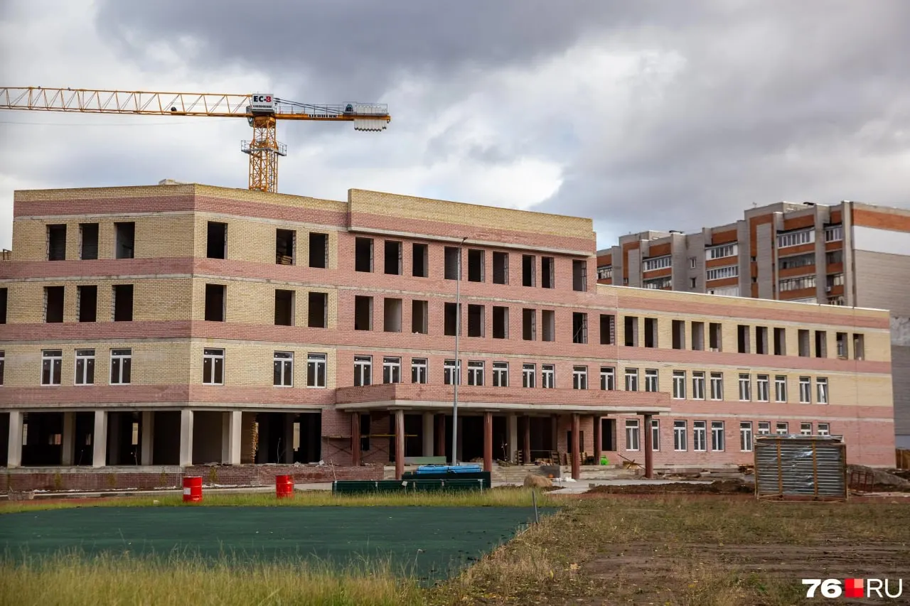 Городские власти готовы искать финансирование для новой школы в ЖК «Восточный», но застройщики не предоставили необходимую документацию. По словам заместителя главы города, острой необходимости в учреждении пока нет — в районе пока только жилые дома.