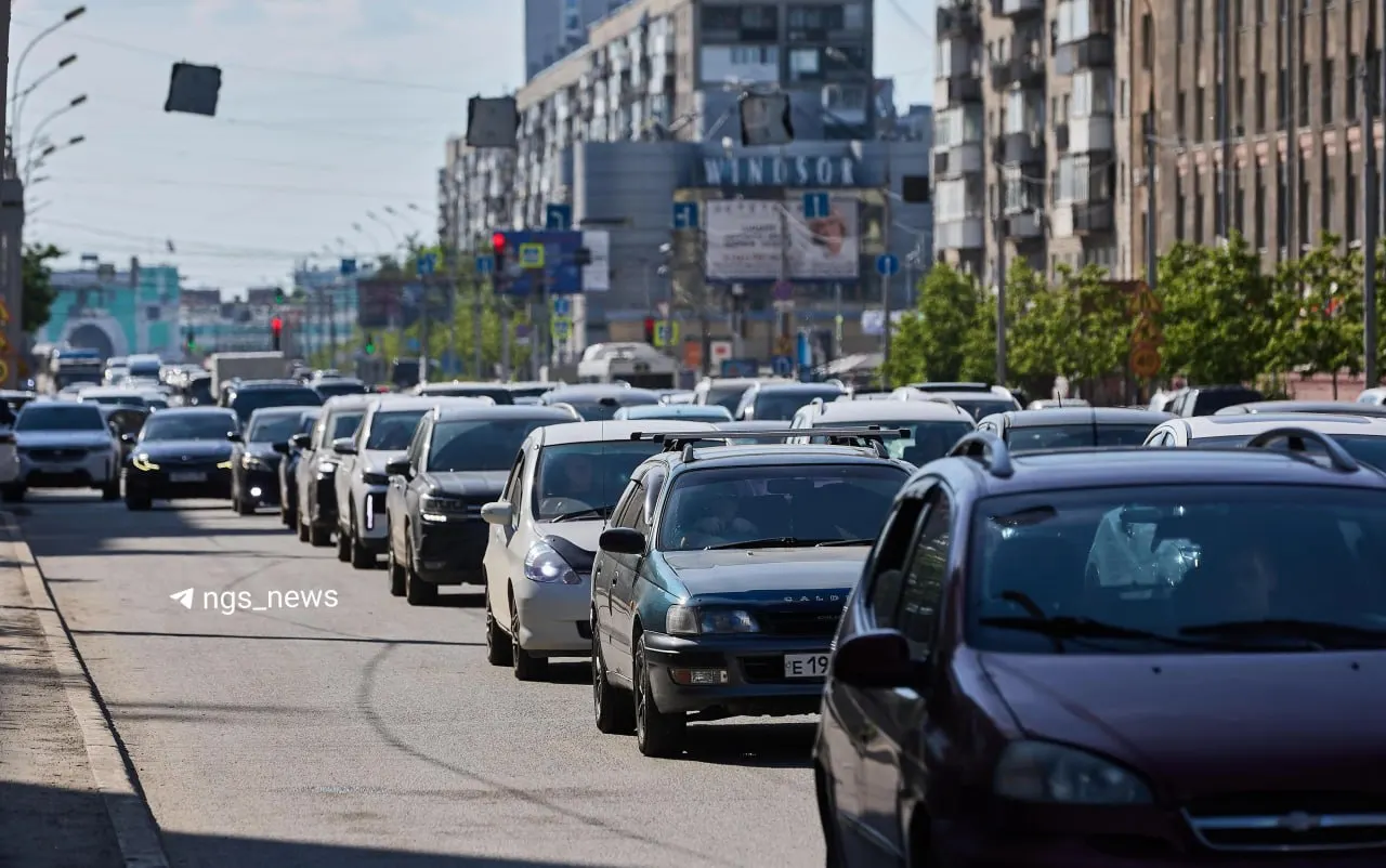Перекрытия на перекрёстке Советская — Фрунзе и работы СГК привели к серьёзным пробкам и изменениям схемы движения; часть ограничений продлятся до 15 июля и 21 августа.