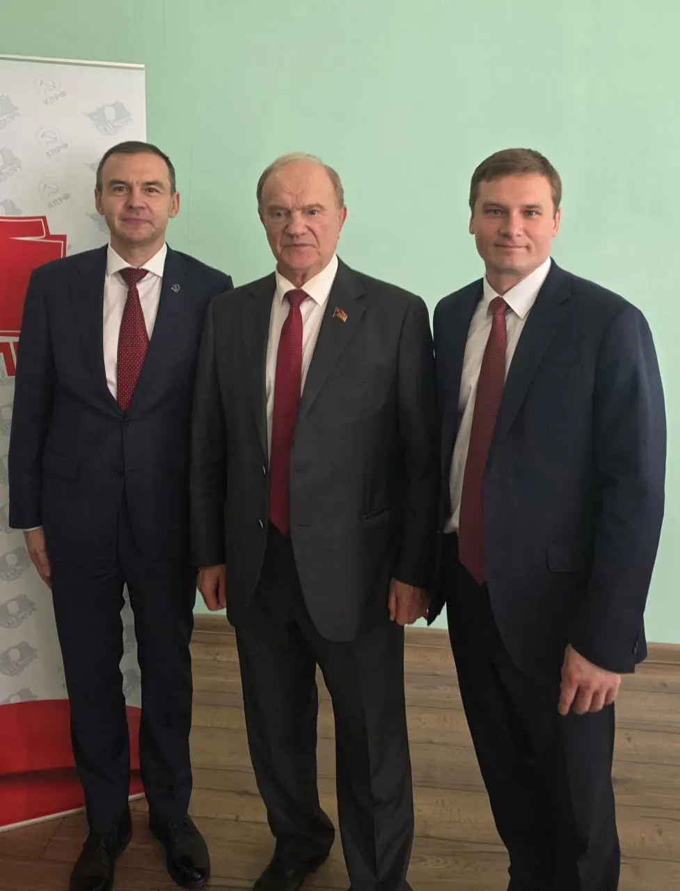 Валентин Коновалов вошёл во вторую строчку федерального списка КПРФ. Он заявил о стремлении партии получить парламентское большинство и пообещал продолжить работу главой Хакасии независимо от результатов выборов.
