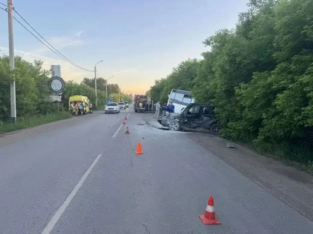 Водитель легкового автомобиля умер в больнице после столкновения с автобусом; среди семи пассажиров автобуса пострадавших не зафиксировано.