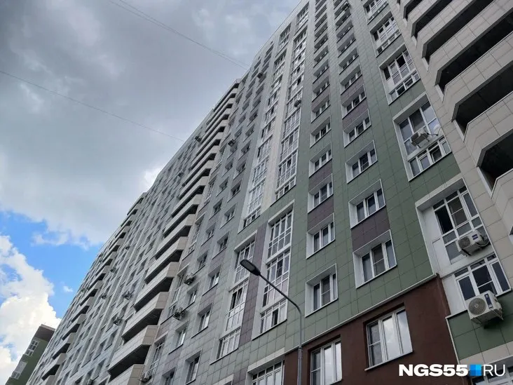 Жительница микрорайона Кузьминки с приёмным сыном и пенсионером‑мужем оказалась на даче после принудительного выселения: приставы сменили замки и отдали ключи новому владельцу, хотя по делу было возбуждено уголовное производство.