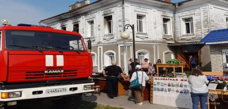 Утром 22 июня в доме детского творчества в Венгерово произошёл пожар: самостоятельно эвакуировались 11 человек, пострадавших нет.