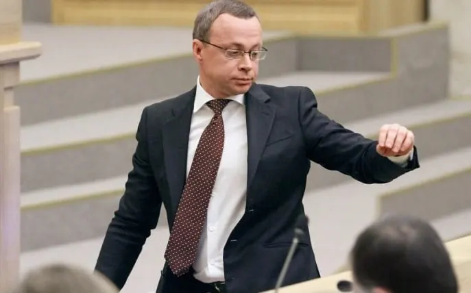 Бывший первый вице‑губернатор Новосибирской области задержан сотрудниками ФСБ и помещён в СИЗО по статье 228 УК РФ. По делу утверждается, что в его гостиничном номере нашли несколько пакетов с наркотиками.