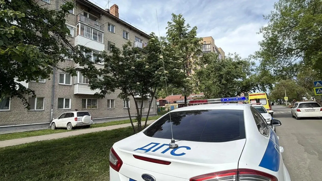 75‑летний водитель Toyota RAV4 въехал в здание на Макаренко, 23 и скончался на месте.