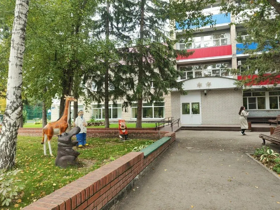 В краевом детском психоневрологическом санатории в Барнауле заболели 20 человек, из них 18 — дети; часть несовершеннолетних госпитализированы.