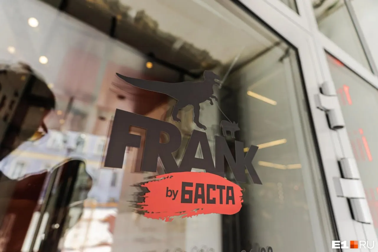 Ресторан Frank by Баста разместится в пространстве «Люба, давай!» на улице Карла Либкнехта. Открытие запланировано на начало октября — омичи смогут попробовать фирменные ребра, не выезжая из города.