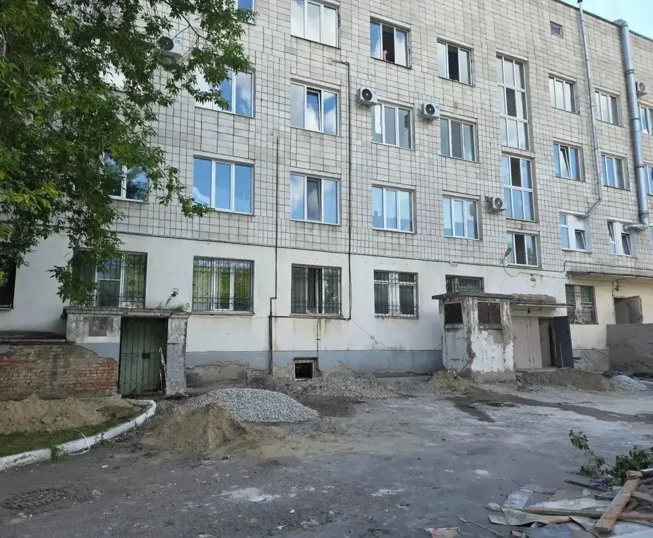 Работы оценены в 75 млн рублей: заменят кровлю, усилят фундамент, установят пластиковые окна, перепланируют помещения и обновят вентиляцию. В здании не проводили капитального ремонта с 1984 года.