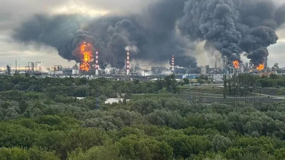 В мае производство нефтепродуктов в России сократилось на 13,5% к прошлому году, что связано с серией ударов по нефтеперерабатывающим объектам, приводящих к дефициту топлива и росту цен по всей стране.