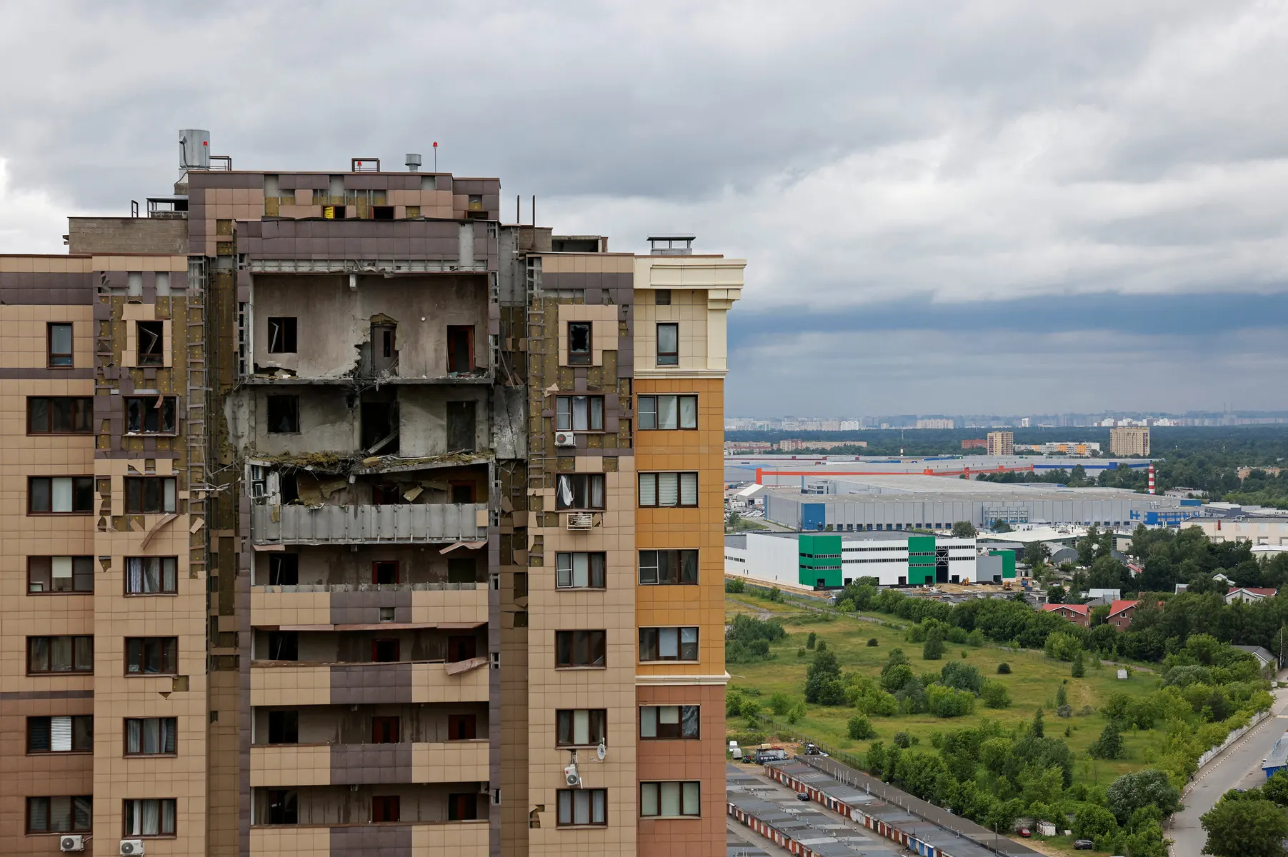 В результате масштабной атаки беспилотников на Москву и Подмосковье 18 июня погиб ребёнок и повреждены жилые дома в нескольких городах региона. Власти проводят ликвидацию последствий и оказывают помощь пострадавшим.