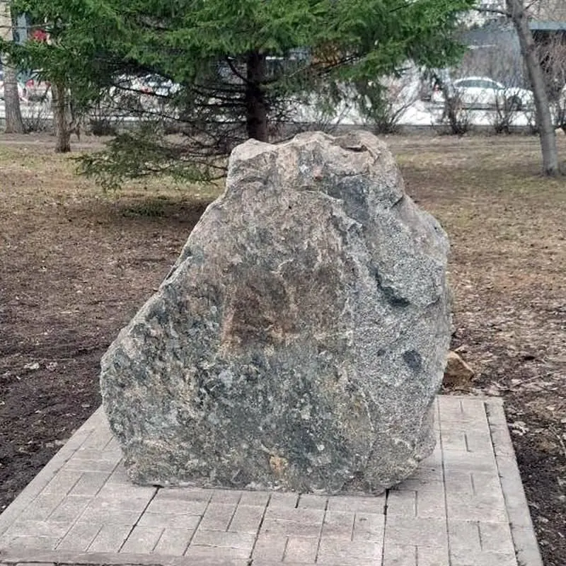 Власти сообщили, что не имеют акта об исключении закладного камня из городского реестра, но отказываются возвращать табличку и планируют демонтировать камень в 2027–2028 годах; в Томске тем временем место снесённого памятника засыпают плиткой.