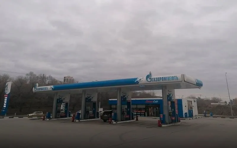 На некоторых автозаправках Новосибирска пистолет начинает работать только после предоплаты, а за одну транзакцию нельзя заправить больше 40 литров. Независимые АЗС пока не вводили ограничений, но цены уже выросли.