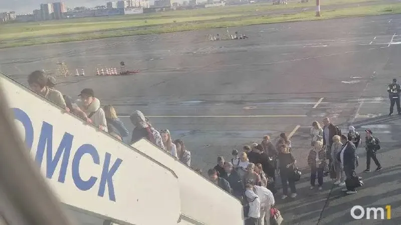 С 4 июня авиакомпания выполняет два рейса в неделю из Омска в Минеральные Воды на самолётах SSJ‑100 (время в пути — около 4 ч 20 мин). В этом направлении также летают рейсы другой авиакомпании по другим дням недели.