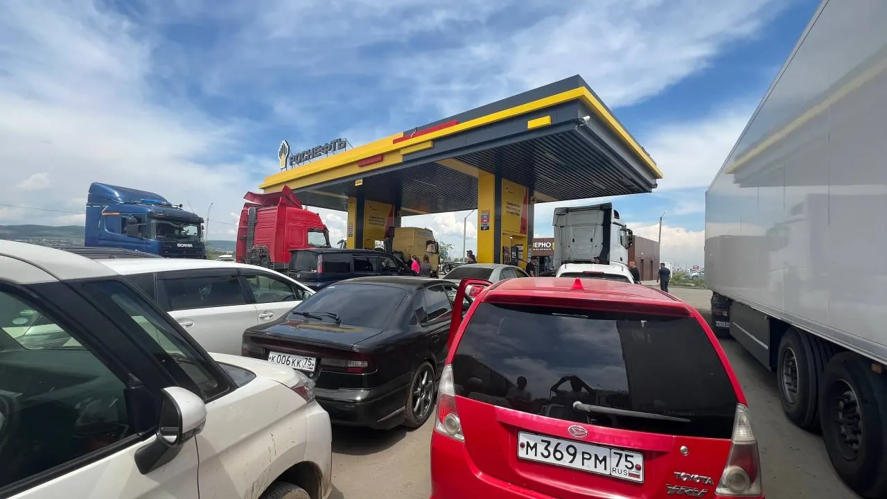 Из‑за закрытых заправок и ограничений на продажу бензина в Чите образовалась длинная очередь: водитель ждал около пяти часов и в итоге получил 38 литров, пока другие брали топливо в канистры.