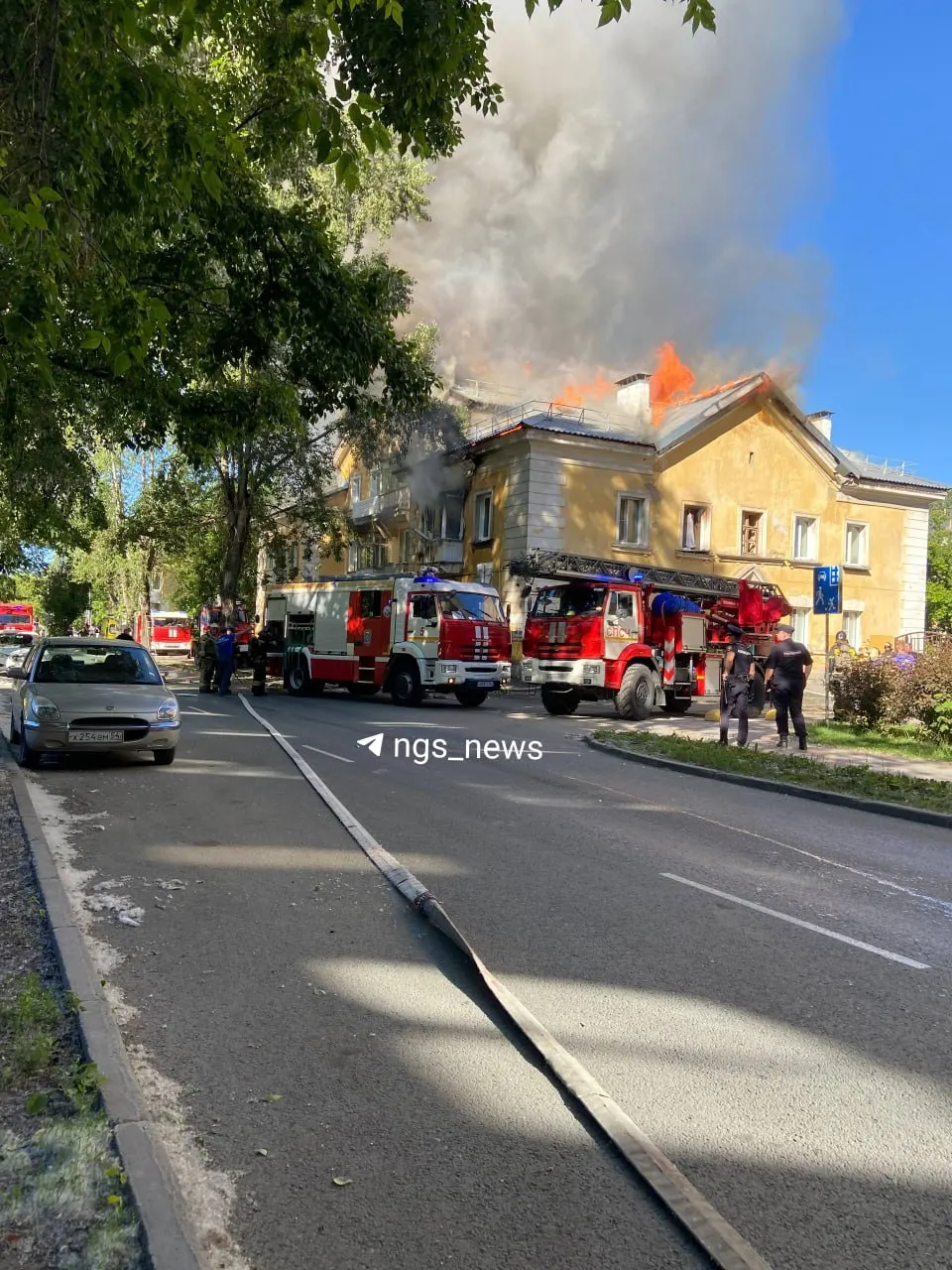 В двухэтажном доме по адресу Народная, 57 загорелась квартира на втором этаже, огонь перекинулся на кровлю. На место прибыли пожарные и ДПС, движение по улице временно перекрыто.