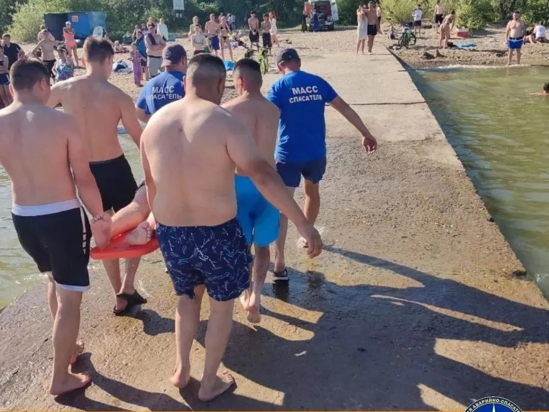 На «Галечном» пляже прыжок с парапета закончился сильным ударом головой: пострадавший лишился чувствительности в руках и ногах и был передан врачам.