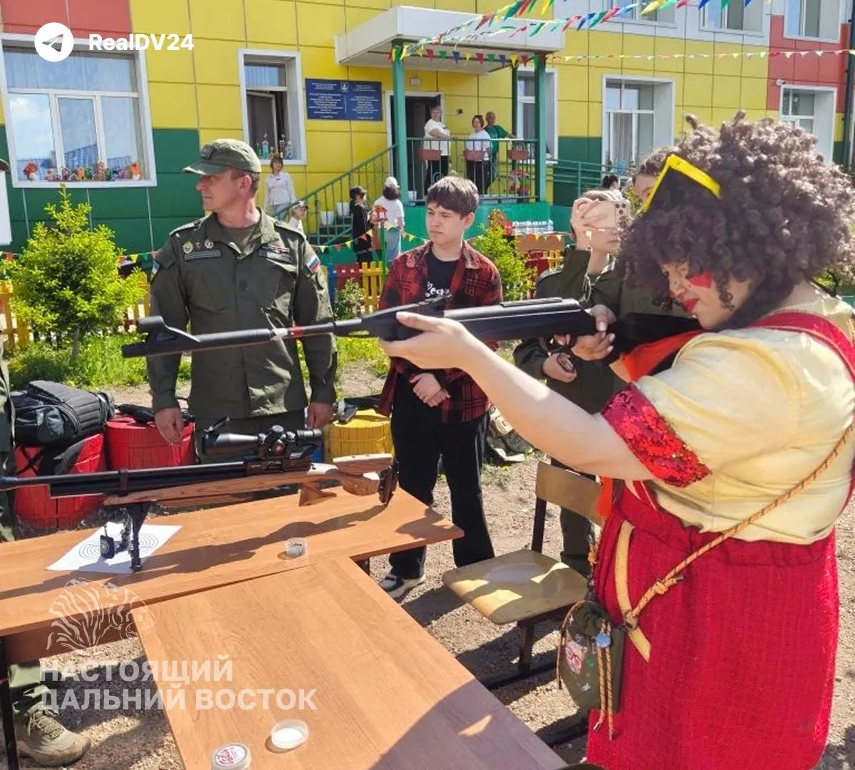 В Улан‑Удэ в реабилитационном центре прошёл праздник «Счастливое детство: забота о семьях героев». Кроме творческих выступлений и мастер‑классов для детей организовали показательные военно‑спортивные занятия, участники СВО тоже присоединились к поздравлениям.
