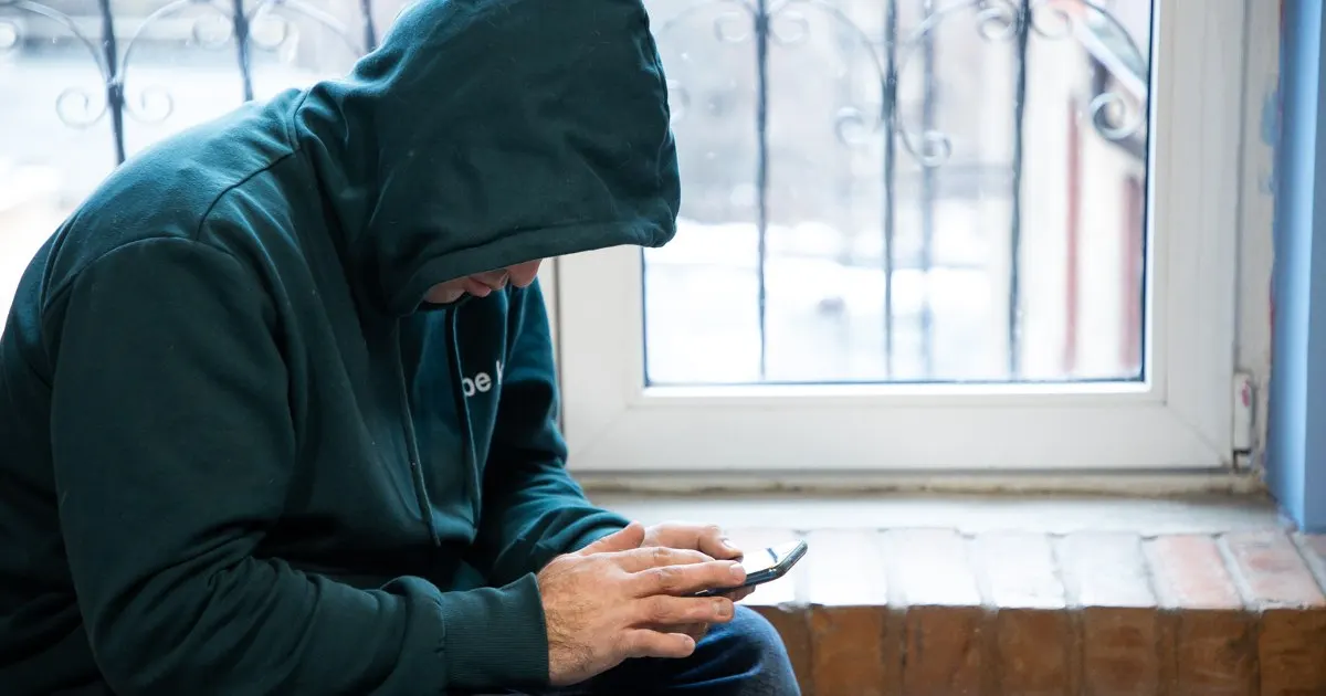 В МВД предупредили, что мошенники используют одиночество и доверие в интернете, выманивая персональные данные и деньги. В Омской области 19‑летний молодой человек стал жертвой такой схемы.