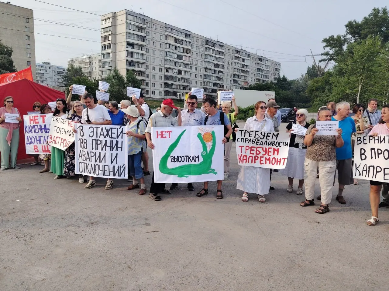 В Советском районе Новосибирска сотни жителей вышли на пикет против исключения домов из программы капремонта и возможной многоэтажной застройки территории.