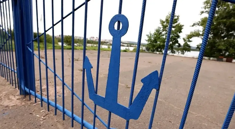 Следователи проводят доследственную проверку после прекращения движения теплоходов по маршруту Иркутск—Братск. Жители отдалённых посёлков остаются без регулярного пассажирского сообщения; власти обещают рассмотреть выделение средств в бюджете.
