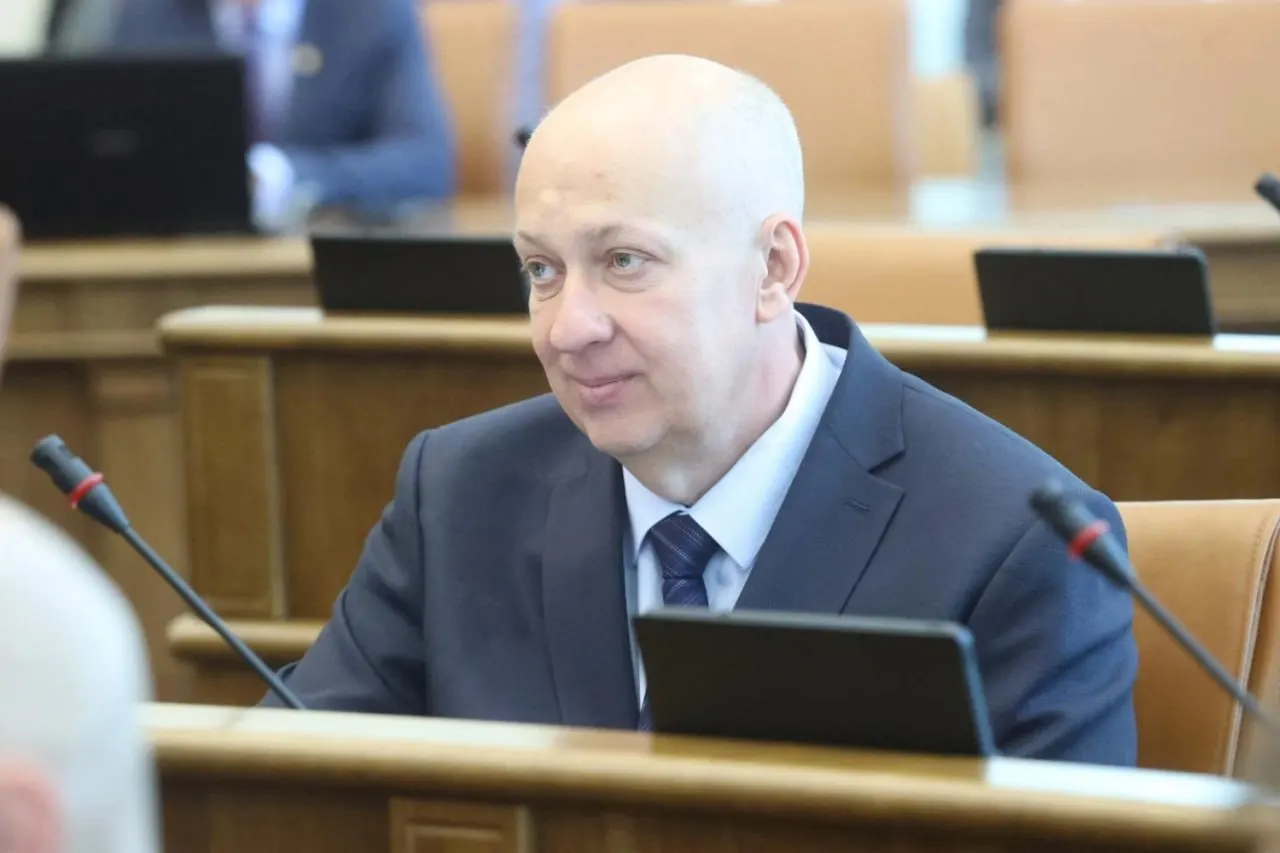 По итогам торгов компания депутата получила госконтракт на строительство аптечного комплекса между Старцево и Красноярском — завершить объект планируют к 2028 году.