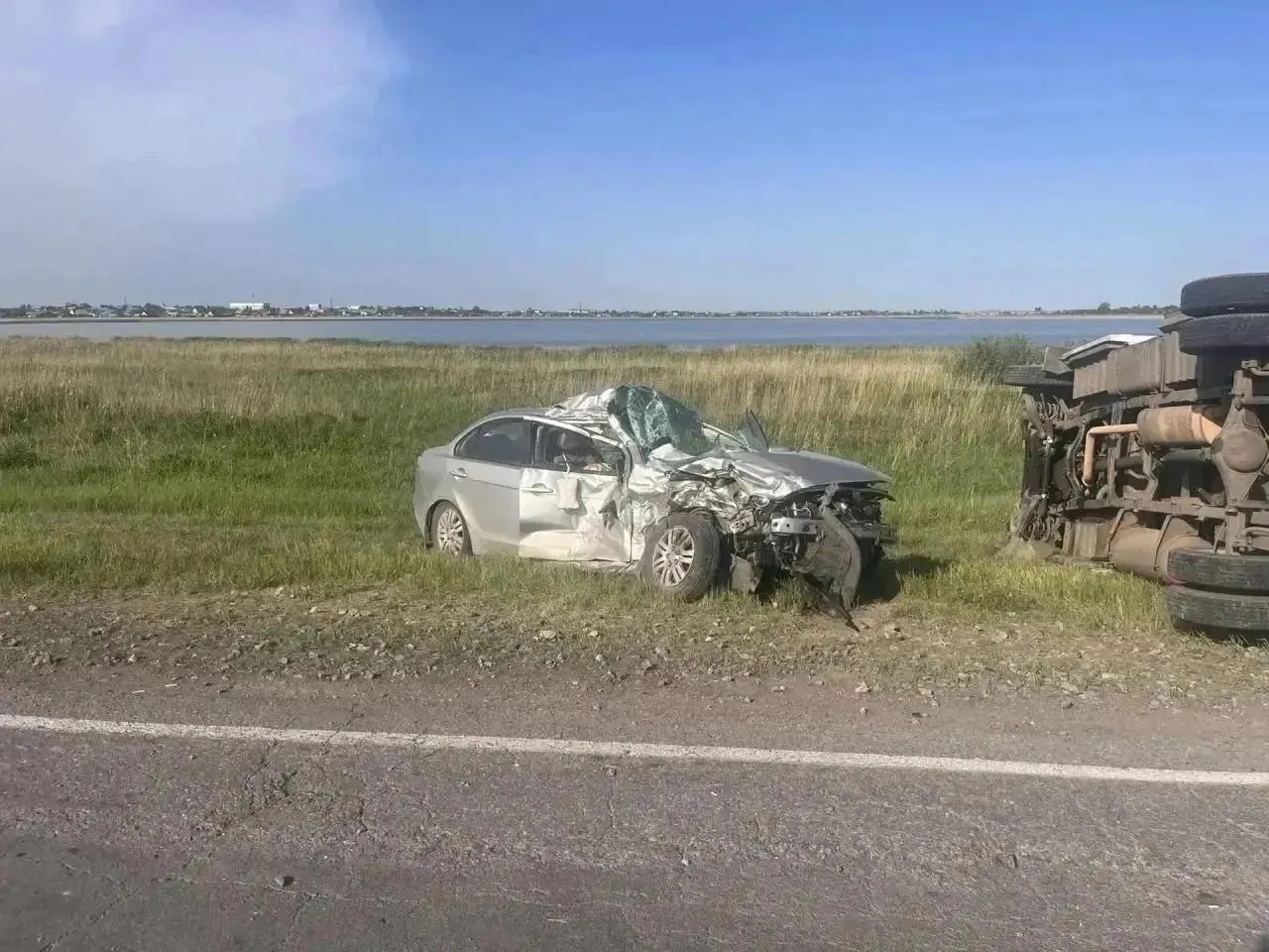 49‑летняя женщина на Mitsubishi Lancer выехала на встречную полосу и столкнулась с «ГАЗелью» — она скончалась на месте.