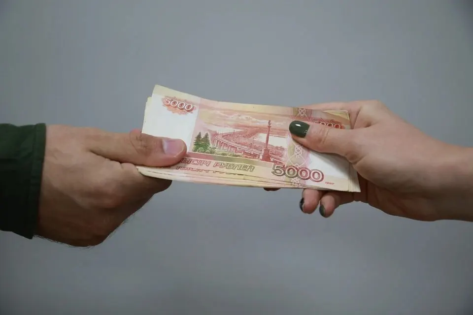 Рубцовская транспортная прокуратура установила, что представитель компании из Барнаула в 2017–2022 годах передавал работникам на станции Кулунда свыше 100 тыс. рублей за признание неисправных вагонов годными. Суд оштрафовал фирму на 1 млн рублей; сумма оплачена.