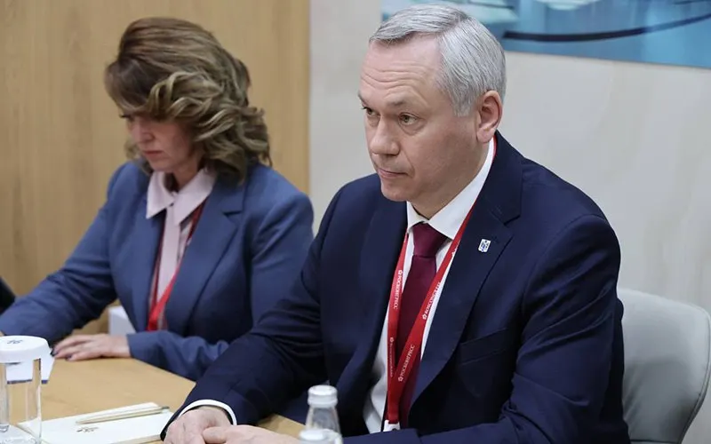 В правительстве региона воздерживаются от комментариев после сообщений о задержании первого вице‑губернатора Юрия Петухова; официальное разъяснение обещал дать губернатор Андрей Травников.