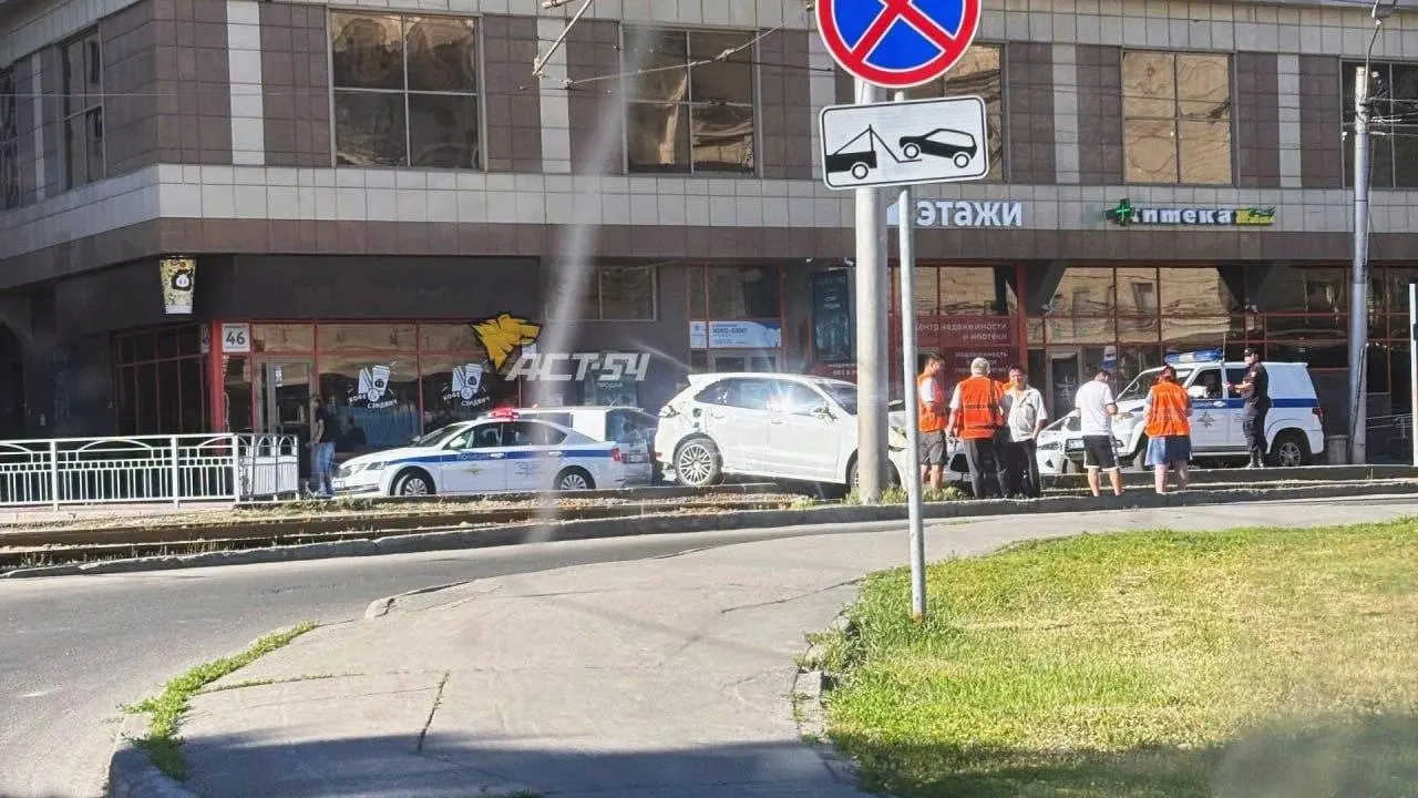 На улице Депутатская в Новосибирске Porsche Cayenne выехал на трамвайные рельсы. У машины повреждены передняя и задняя части кузова; трамвайное движение, по данным онлайн-карт, не прервано.
