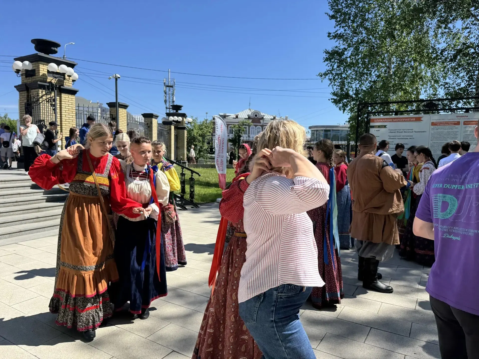 В парке Центральный в Барнауле устроили масштабный праздник с мастер-классами, викторинами, играми и концертами детских коллективов. Также работает выставка краеведческого музея.