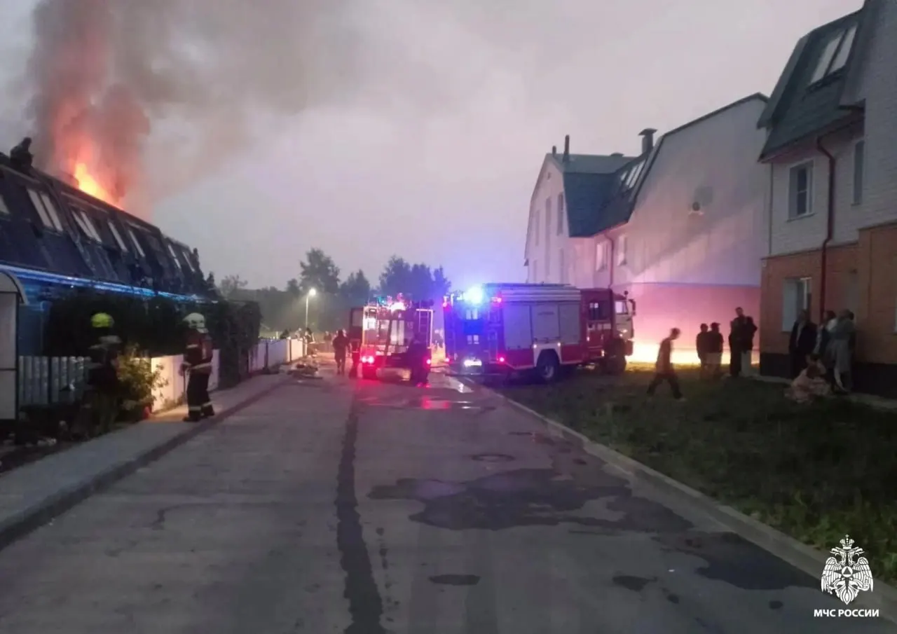 Огонь охватил мансарду и крыши шести квартир. До прибытия пожарных эвакуировались 16 человек, в том числе один ребенок; пострадавших нет. Площадь пожара — около 180 кв. м.