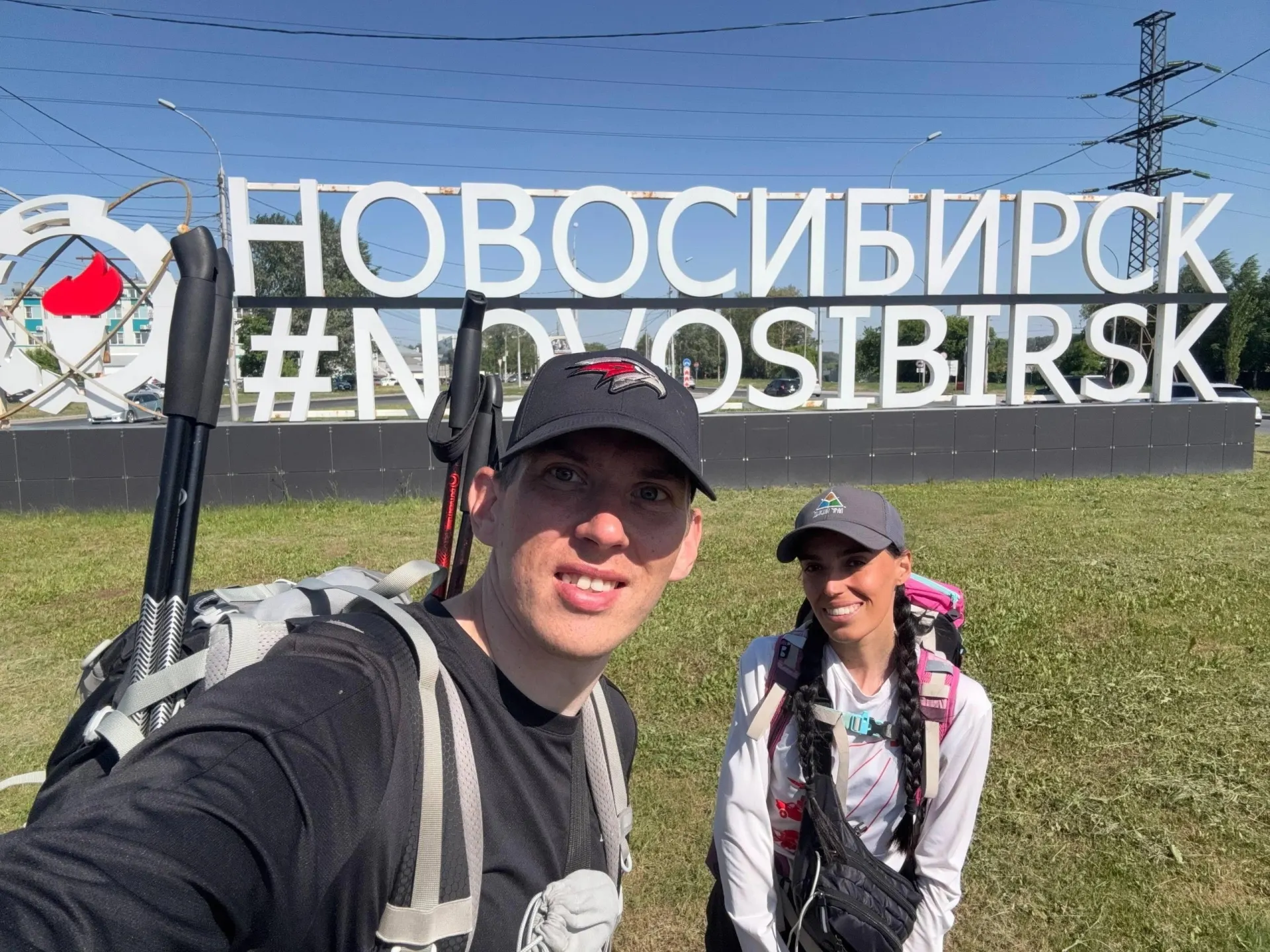 Пара идёт во Владивосток уже 153 дня: за это время они преодолели около 3 800 километров и продолжают путь по Сибири.