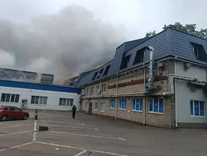 18 июня по территории Москвы и Московской области нанесена масштабная атака беспилотников: около 190 аппаратов были сбиты, есть попадания в объекты инфраструктуры и ограничения в аэропортах.
