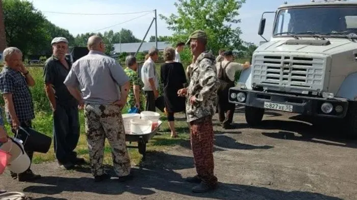 В Омской области начата проверка обстоятельств введения режима ЧС в Таре 20 июня: из‑за поломки насосного оборудования жители остались без воды, организован подвоз и передача резервного насоса.