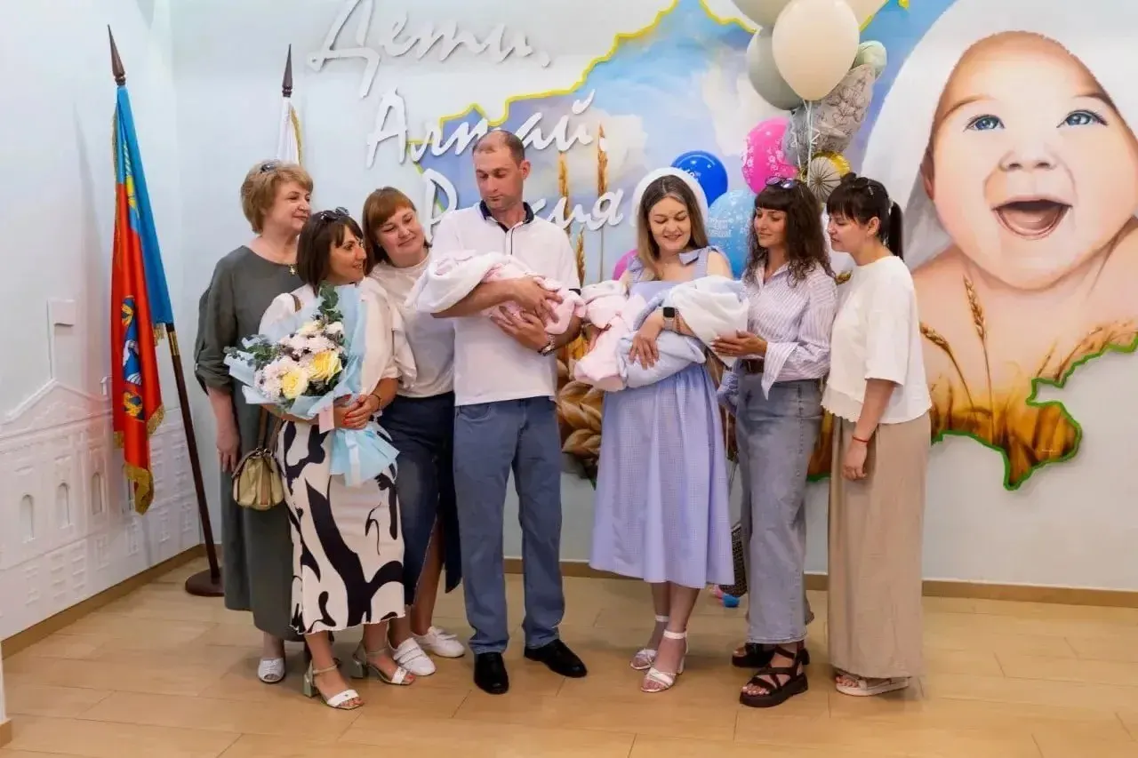 В конце мая в перинатальном центре родилась тройня — Полина, Алина и Владислав. Семья получит повышенный региональный материнский капитал и единовременную выплату для сельских семей.