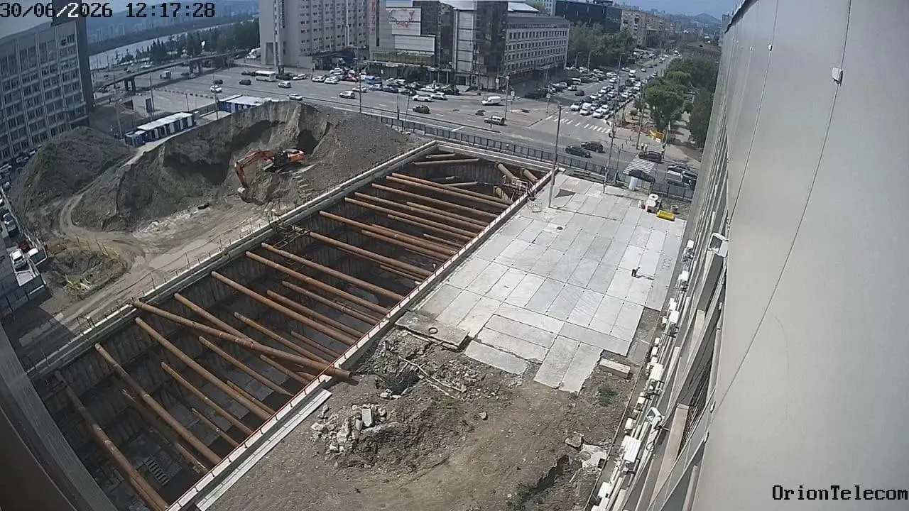 Грунт, оставшийся после раскопок при строительстве метро, грузят в самосвалы и вывозят; работы ведёт подрядчик красноярского метро.