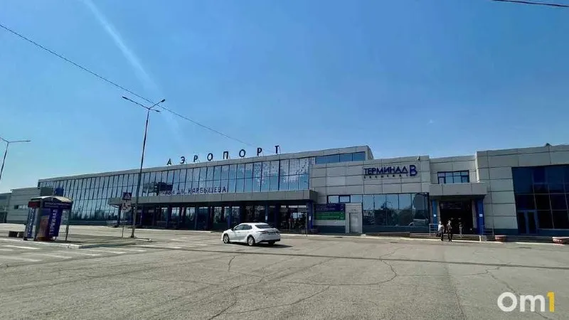 Утром 26 июня в омском аэропорту зафиксировали небольшие сбои в расписании: большая часть рейсов выполнялась вовремя, но три направления отправились с задержкой.