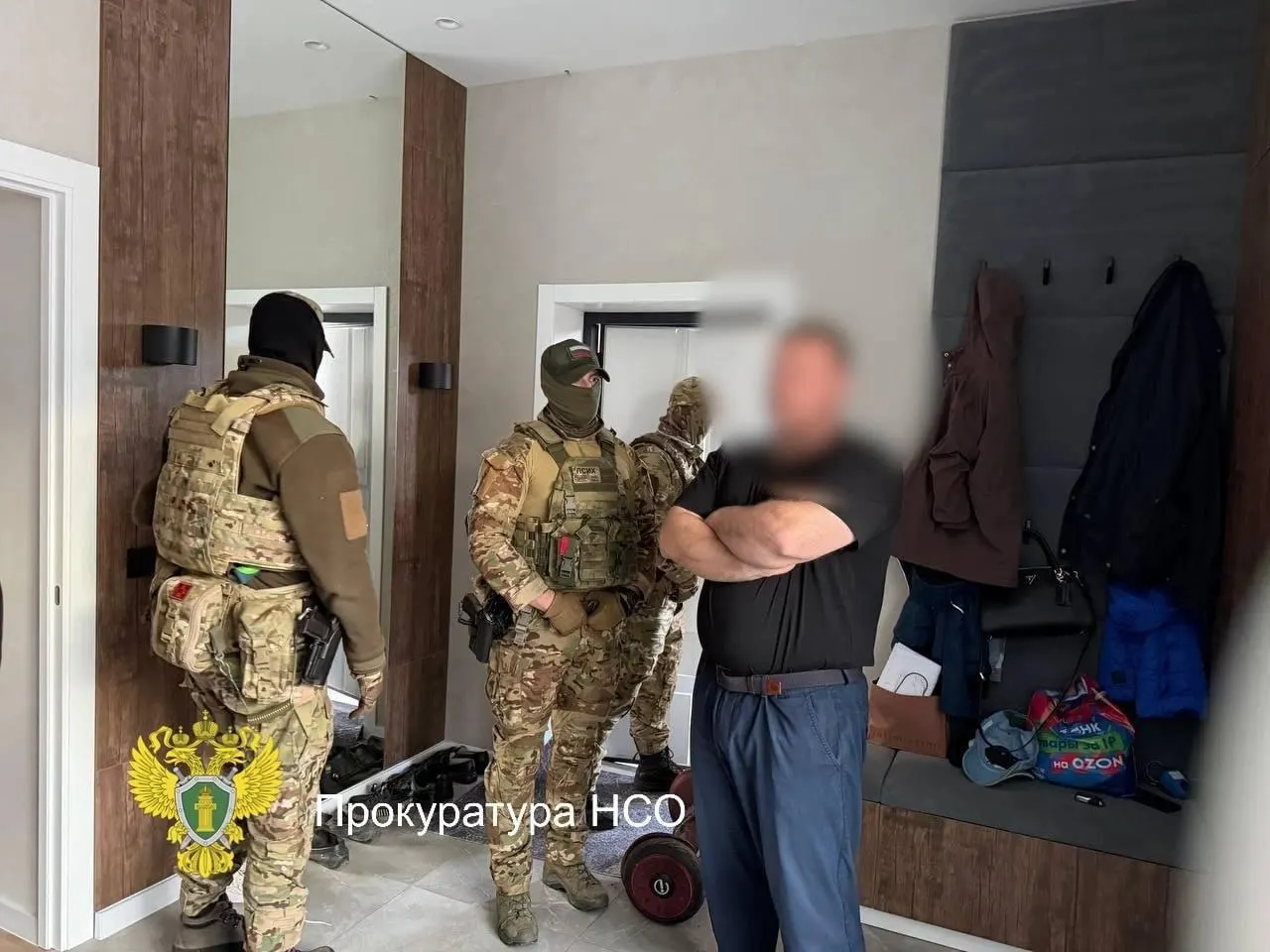 По версии следствия, при смене руководства кооператива в 2019 году более 500 пайщиков были исключены — им причинён ущерб свыше 130 млн рублей и утрачены права на более 8 тыс. гектаров. Потерпевшим предлагают обратиться в МВД по Новосибирской области.