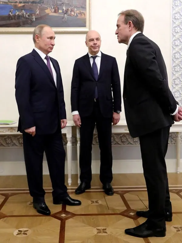 Депутат законодательной думы Томской области Галина Немцева считает, что официальные данные о значительном росте реальных доходов не соответствуют реальности: выгоду получают в основном богатые и крупные компании, тогда как большинство населения не ощущает улучшений.